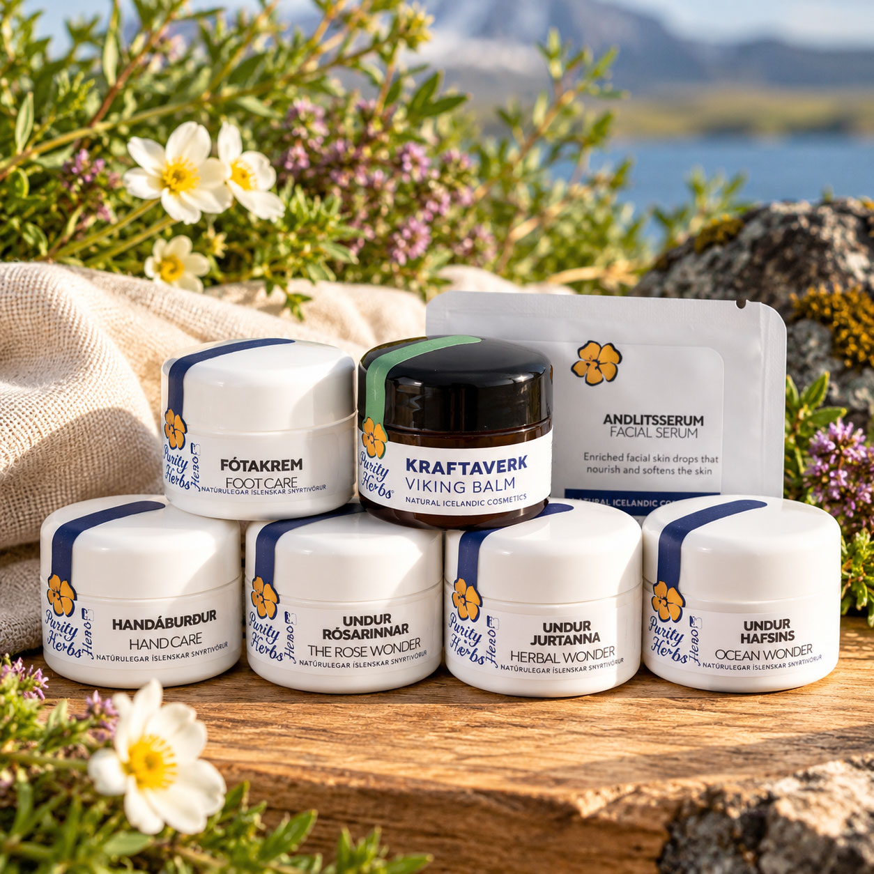 Purity Herbs proefpakket met zes potjes van 5 ml en een sachet gezichtsserum, op een natuurlijke achtergrond met IJslandse bloemen.