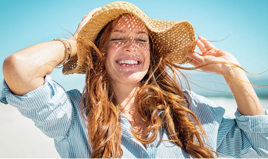 vrouw met zomer hoed in de zon
