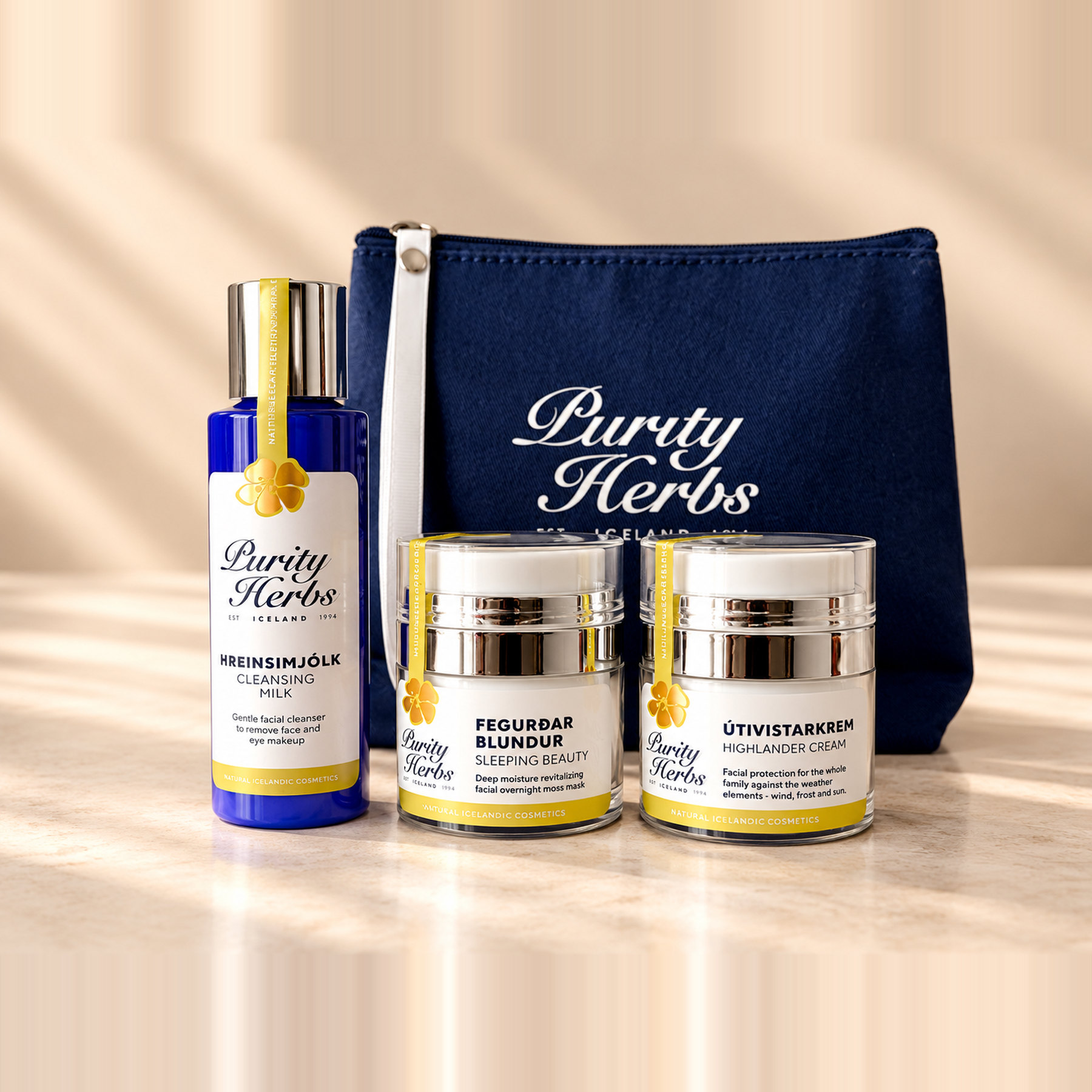 Purity Herbs cadeaupakket met Highlander Crème, Oogcrème en Reinigingsmelk, samen met een donkerblauw toilettasje op een lichte achtergrond.